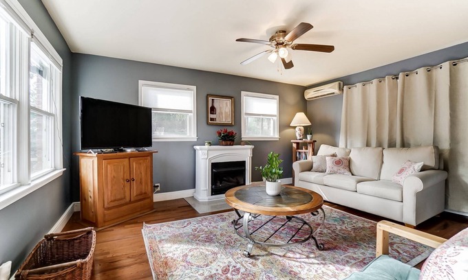 Oakhurst House | Fall Deal: 10% Off 3+ Night Stays Until Oct 31!