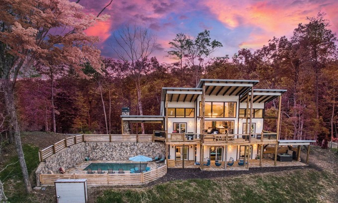 Mineral Bluff Cabin | Fall View*Outdoor Kitchen*Luxury*EPIC Pool