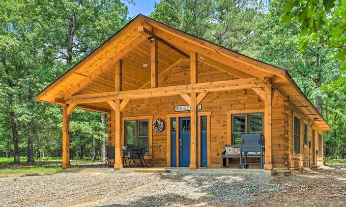 Hatton Cabin | 'Falling Star' Eagletown Cabin w/Hot Tub: Pets OK