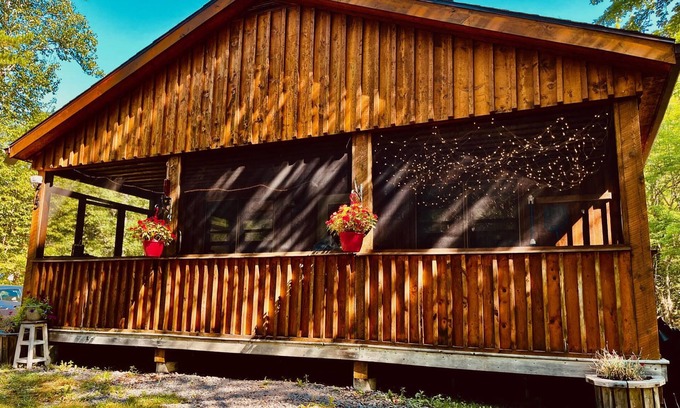 Smiths Corner Cottage | Falls Lake Burrow - Private Cottage with Screened-in Hot Tub
