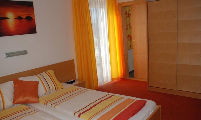 Klopein Bed & Breakfast | Family room- connecting door1 floor with balcony - Pension Agnes