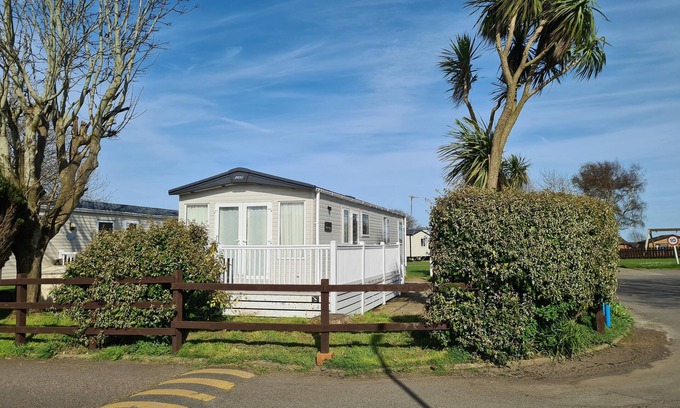 Martin House | Family-Friendly 6-berth caravan with onsite leisure facilities.