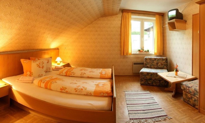 Flattach Bed & Breakfast | Familienzimmer, Dusche, WC, Waldseitig - Gasthof-pension Innerfraganter Wirt