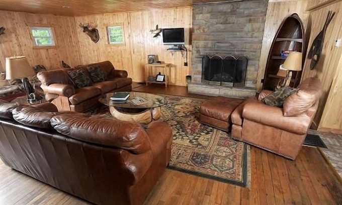 Munson Cabin | Family and Pet friendly, Lodge makes great location for events.