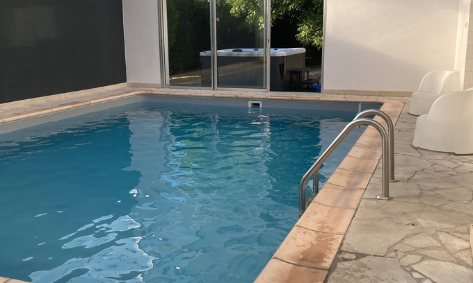 Belleray Villa | Family cottage with private spa & heated pool