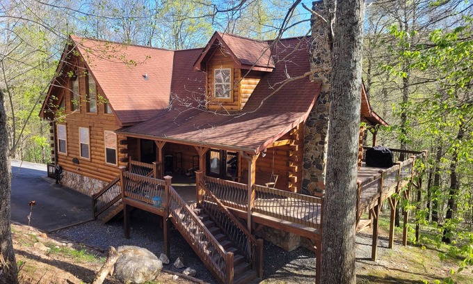 Todd Cabin | Family & Dog Friendly Cozy Todd Cabin with Hot Tub!