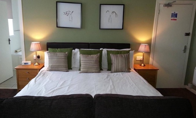 Inchture Hotel | Family Ensuite with Bath at Inchture Hotel