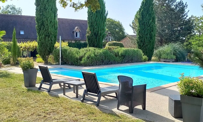 Saint-Martin-Labouval Cottage | Family friendly gite near St.Cirq Lapopie with large garden & shared pool.