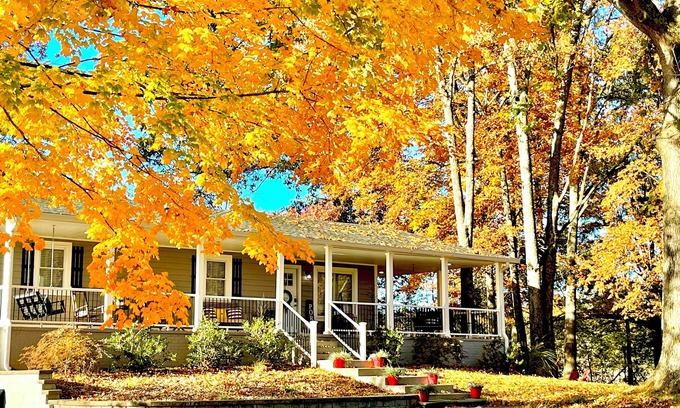 Drake House | Family Friendly! 2-Car Garage. 3 mi to I-65. Fire pit. Ping Pong. Games!