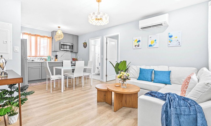 McCully - Moiliili House | Family-friendly 2BD 2BA 2 Parkings Honolulu Home