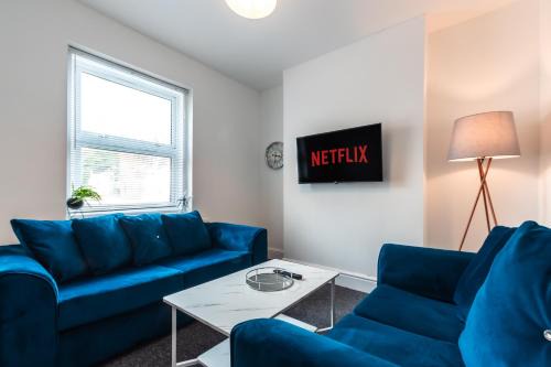 Southampton House | Family-Friendly 4 Bedrooms-Sleeps 8-Long Term Disc-Driveway