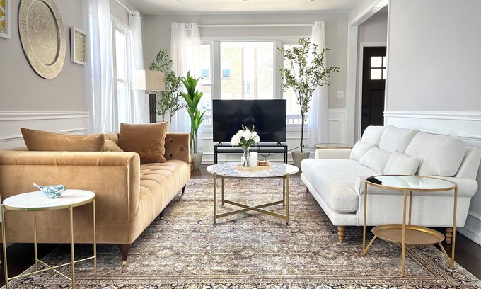 Jefferson Park House | Family friendly 5b/4ba sun-drenched home in Jefferson Park, 2 car garage!