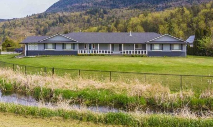 Yarrow House | Family Friendly Acreage Retreat w/ In-ground Saltwater Pool & Mtn Views