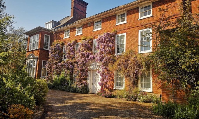 Loddon Apartment | Family friendly apartment on top floor of Norfolk mansion close to all amenities