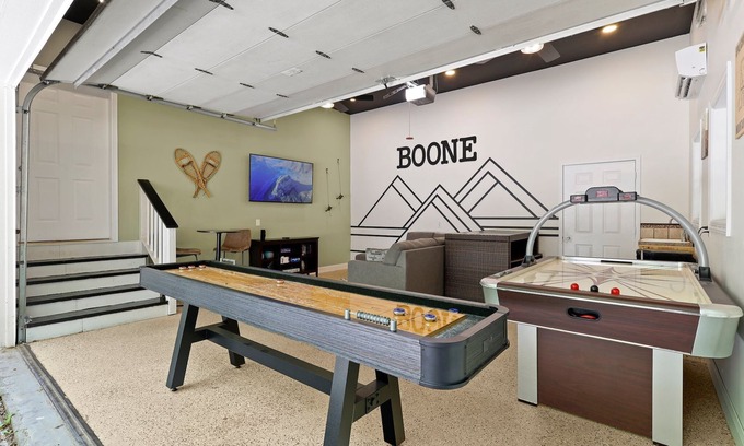 Boone House | Family Friendly Cozy Mountain Cabin w/Hot tub and Game Room