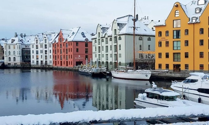 Alesund Apartment | Family friendly, Free Parking space, short walk to Brosundet