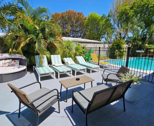 Central Oakland Park Apartment | Family Friendly Gateway with Pool & Patios, Near Beaches, Groceries and Restaurants Prime Location!