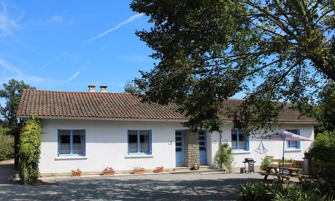 Vayres Cottage | Family friendly gite near Rochechouart, with heated pool and fishing lake