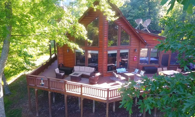 Vian Cabin | Family friendly log home has great lake views from huge deck!