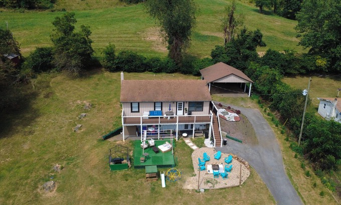 Valley Springs House | Family friendly mountain view, modern retreat.