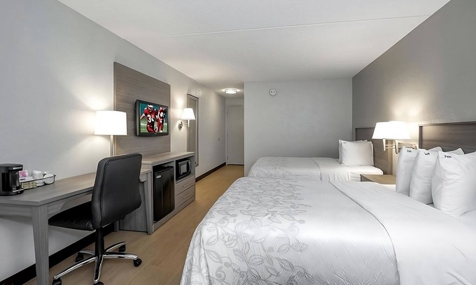 Mansfield House | Family-Friendly Room! Steps from World War I Memorial Park w/Free Parking!
