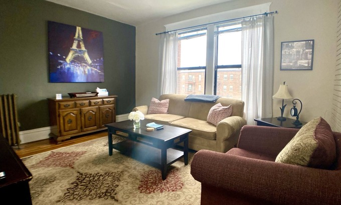 DeBaliviere Place Condo | Family-friendly suite with King+Queen beds-Steps to Metrolink Free Gated Parking