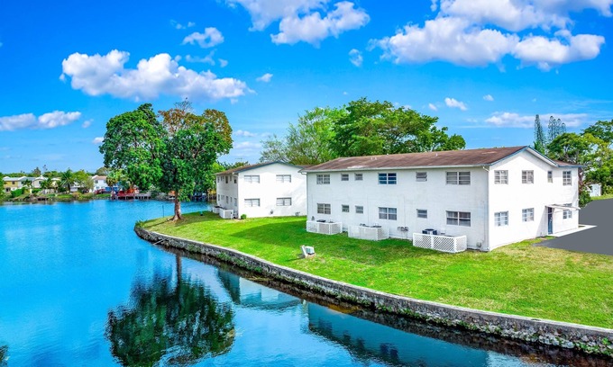 Survey Creek Apartment | Family-Friendly Condo– Sleeps 11 - Palm Wave Stays