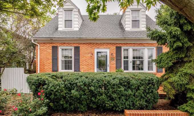 New Cumberland House | Family Friendly, Peaceful Yard, Dedicated Work Space, Close to Local Attractions