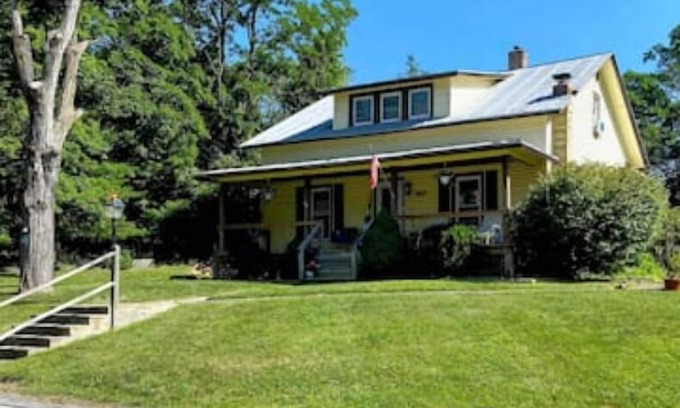 Cornwallville House | Family friendly with fireplace and swingset