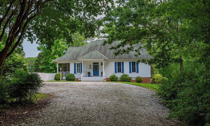 Wicomico Church Cottage | Family-Friendly Waterfront Home Pool Dock Kayaks Row Boat Games Chesapeake Bay