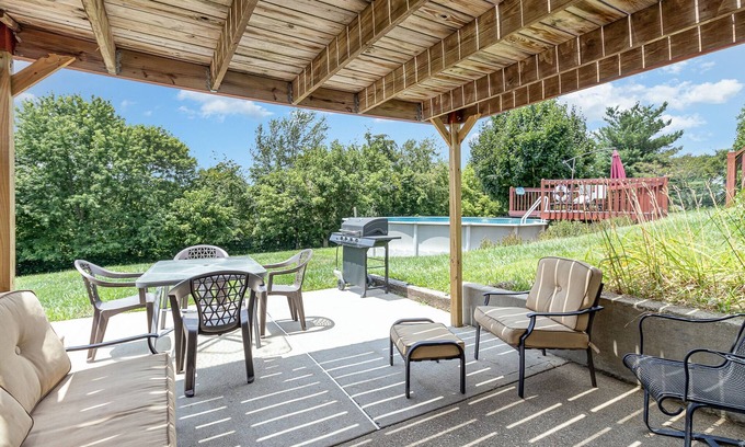 Dry Ridge House | Family Fun by the Ark Encounter, sleeps 11 w/Pool