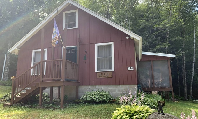Thornton Cabin | Family Fun Cabin near Franconia Notch & White Mountains. Pet Friendly.