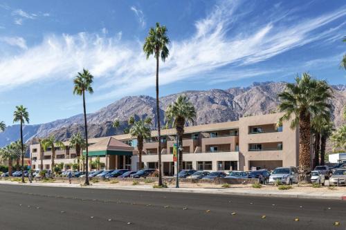 Uptown Design District House | Family fun in Palm Springs in this resort 2BD condo with resort amenities including kids pool