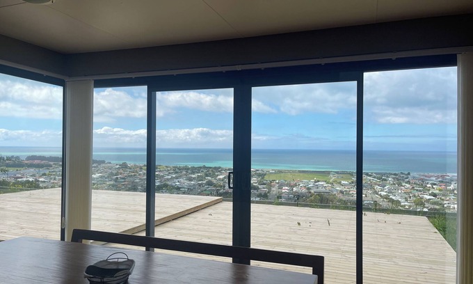 Oamaru House | Family-Fun Villa, Moonrise & Sunrise! Kids' Slide Bed! Ocean & Town Views 5-Beds