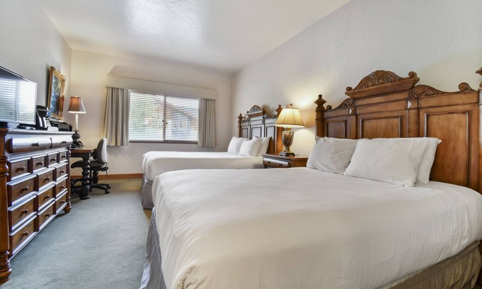Midway Villa | Family Getaway~Pool, Tubing, Skiing, & Ice Castles Villa 1063