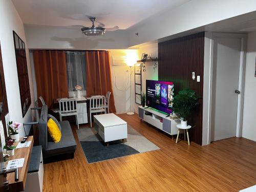 Silang Junction South Apartment | Family Haven Serin West Tagaytay - 6 Pax - Taal View - Full Kitchen - FAST Wi-Fi