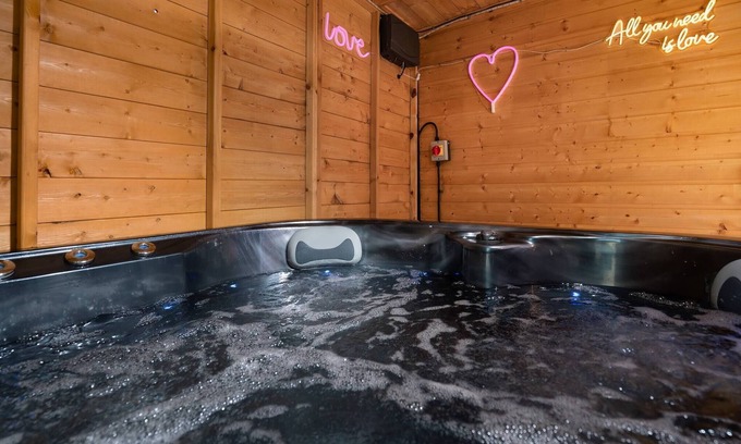 Peacehaven Apartment | Family Holiday Home With Hot Tub Sleeps 8