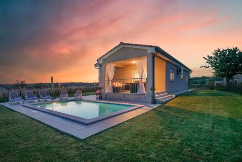 Grandici House | Family holiday house with private pool and playground