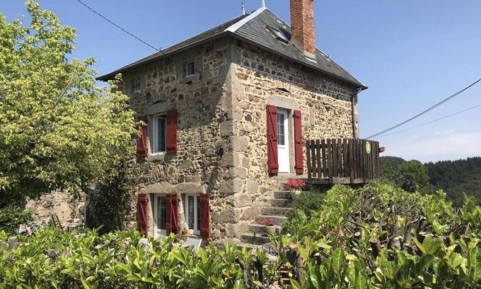 Ferrieres-sur-Sichon Cottage | Family home with enclosed garden, fireplace, pets allowed and internet in Ferrières-sur-Sichon