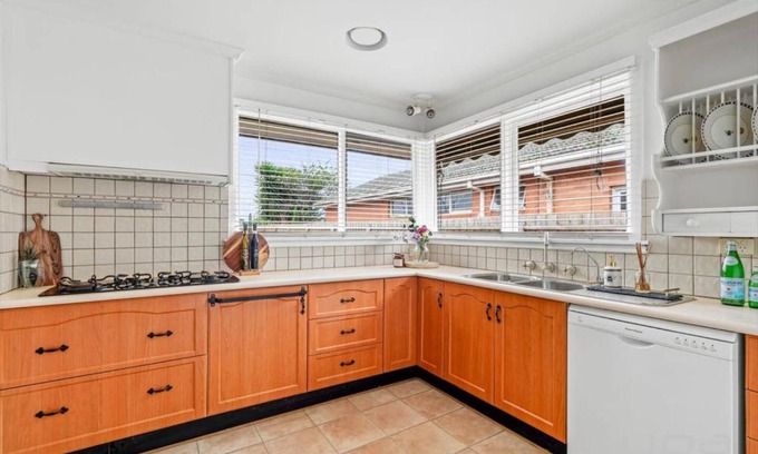 Werribee House | Family Home for 12 in Werribee