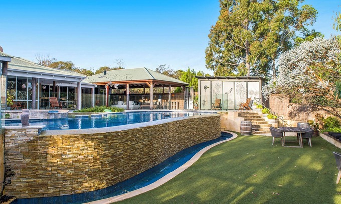 The Vines House | Family home with pool, spa and games room. Perfect for a retreat or bridal party