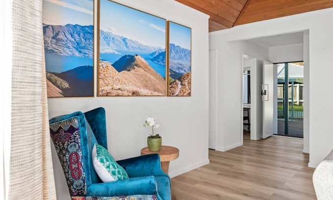 Springfield House | Family Perfect Winter Getaway, arcade, back yard, secure garage, parking