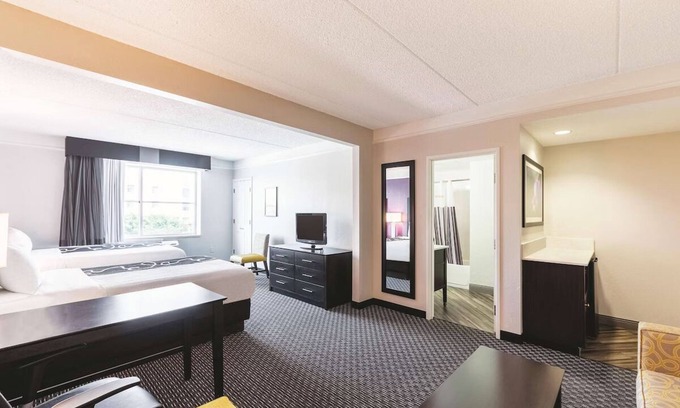 Arsenal Hotel | Family Ready Studio Suite | Free Parking & Complimentary Breakfast