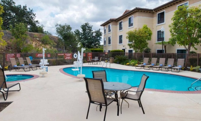 Thousand Oaks House | Family Reunion Lodging! 3 Units w/Full Kitchens