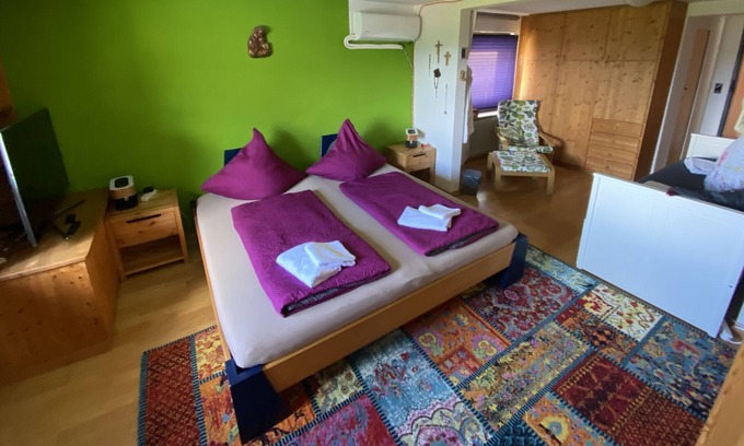 Neusatzeck Apartment | Family room with approx. 22sqm, shared bathroom / shared WC, max. 4 persons