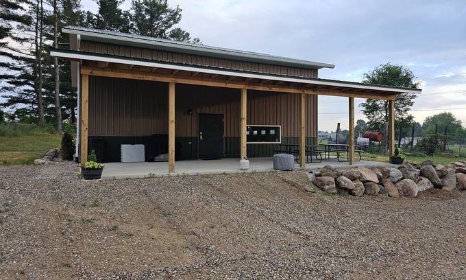 Caro Cabin | Family size lodge! Deer Ranch Experience 20 mins from legendary Frankenmuth!