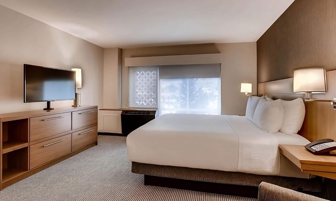 Mountain House Hotel | Family Ski Getaway! 4 Relaxing Units, Soothing Jacuzzi, Mountain Views!
