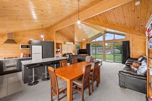 Albert Town House | Family Stays very private close to Park with a Games Room Sleeps 10