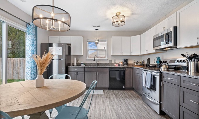 Westfield House | Family/Team Stay/Waffle Bar/5 min. to Grand Park