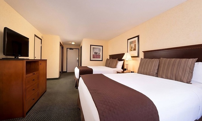 Tri-Cities Resort | Family Vacay! Comfortable Unit, Onsite Pool, FREE Parking, Pets are Welcome too!